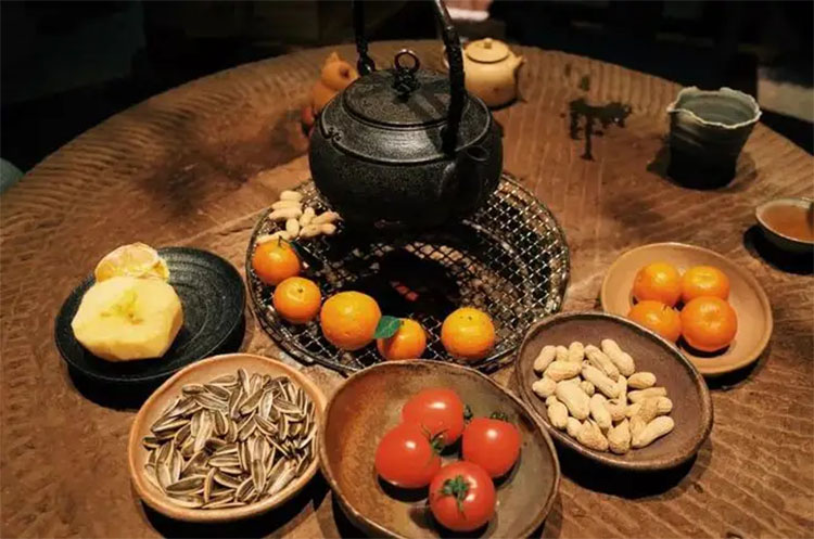 圍爐煮茶：起一爐火，煮兩碗茶，聊三餐四季，話五谷豐登(圖1)